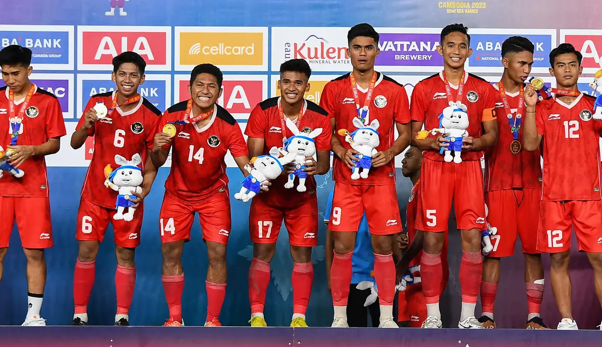 Dan, Penantian panjang timnas Indonesia untuk kembali merasakan medali emas SEA Games berakhir manis di Kamboja tahun 2023. (Nhac NGUYEN/AFP)