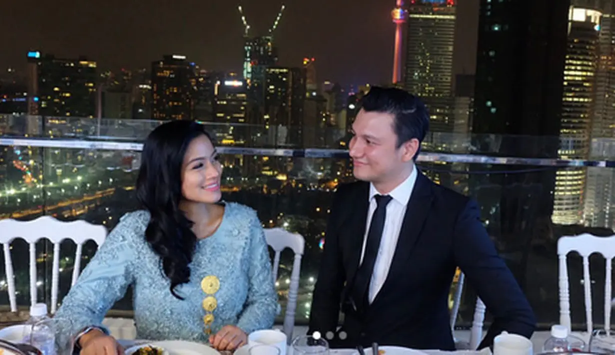 Titi Kamal, hadir di pernikahan Bella dan Emran bersama suami dan anaknya, Christian Sugiono dan Arjuna Zayan Sugiono. Menunggah foto di medsosnya, Tikam pun berharap agar mereka selalu bahagia. (Instagram/Titi_kamal)