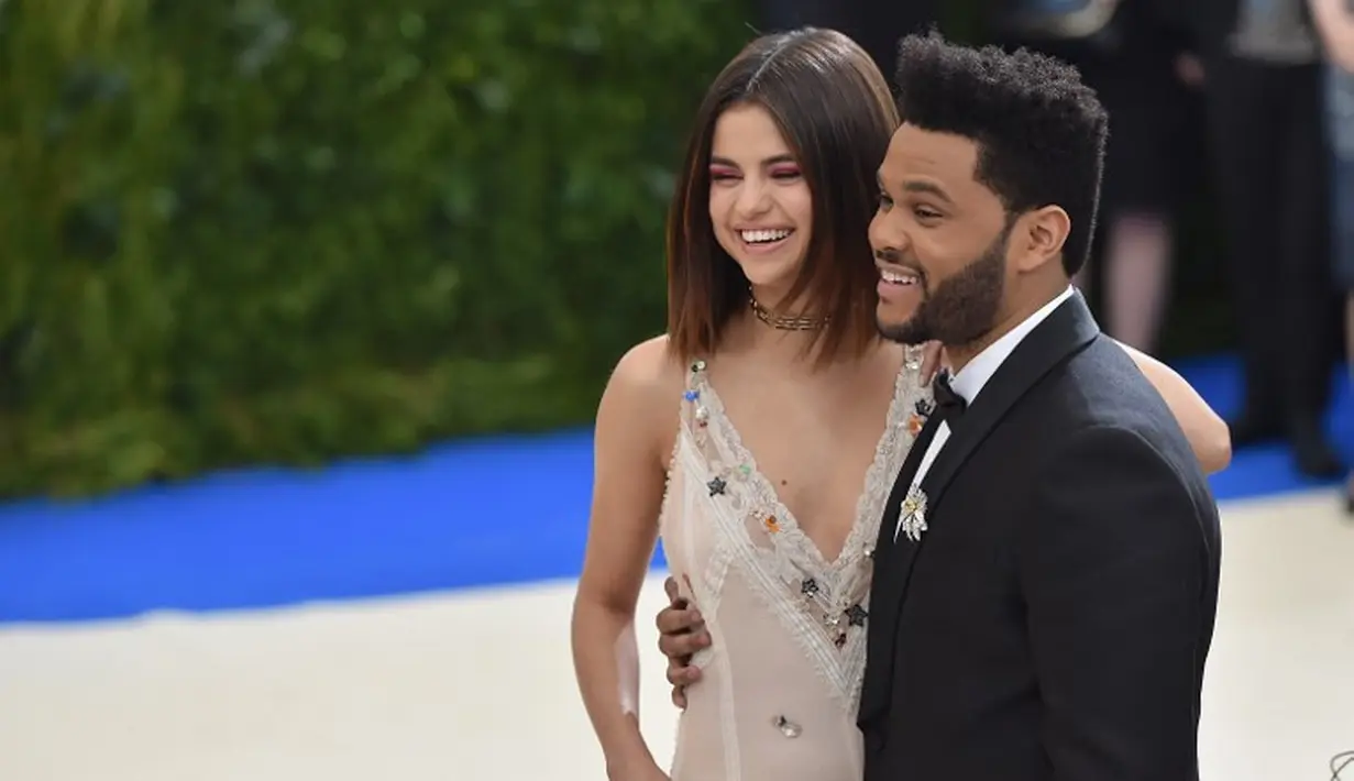 Selena Gomez dan The Weeknd sering dijadikan sebagai couple goals oleh generai millenials. Namun sayang, keduanya memutuskan untuk mengakhiri hubungan itu. Selena kini kembali ke pelukan Justin. (THEO WARGO / GETTY IMAGES NORTH AMERICA / AFP)