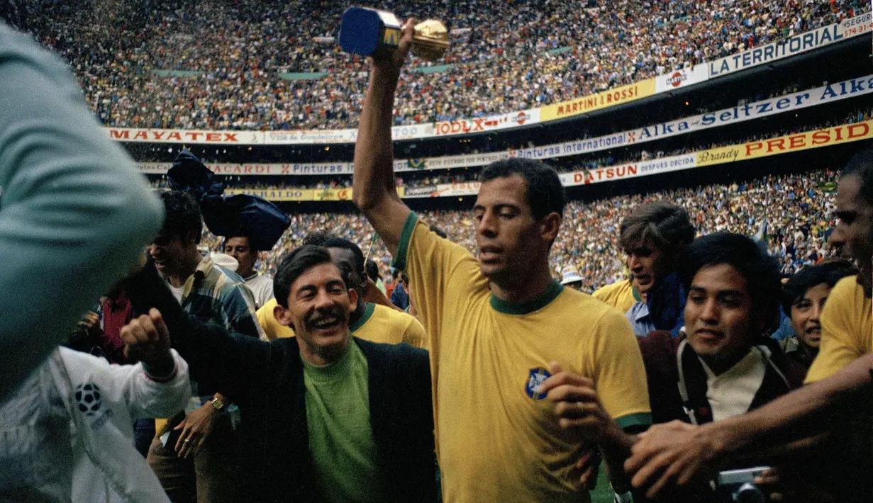 Carlos Alberto, yang mencetak salah satu gol terbaik sepanjang sejarah Piala Dunia saat menjadi kapten Brazil dan memenangi final 1970 saat melawan Italia. (AP Photo/Gianni Foggia)