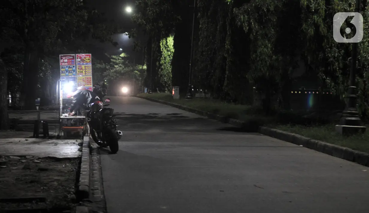 Pedagang kaki lima nekat berjualan di kawasan Kanal Banjir Timur (KBT), Jakarta, Minggu (5/4/2020). Pasar malam di kawasan KBT ditiadakan hingga waktu yang belum ditentukan guna mencegah penyebaran virus corona COVID-19. (merdeka.com/Iqbal S. Nugroho)