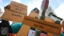 Setangkai bunga mawar dibagikan dalam aksi damai di kawasan Bundaran HI, Jakarta, Minggu (18/12). Aksi yang digelar Pekerja Rumah Tangga Migran (PRT Migran) itu dalam rangka memperingati Hari Migran Internasional 2016. (Liputan6.com/Immanuel Antonius)