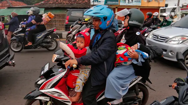 Wajah Lelah Anak-Anak Jalani Mudik Lebaran Idul Fitri Naik Sepeda Motor