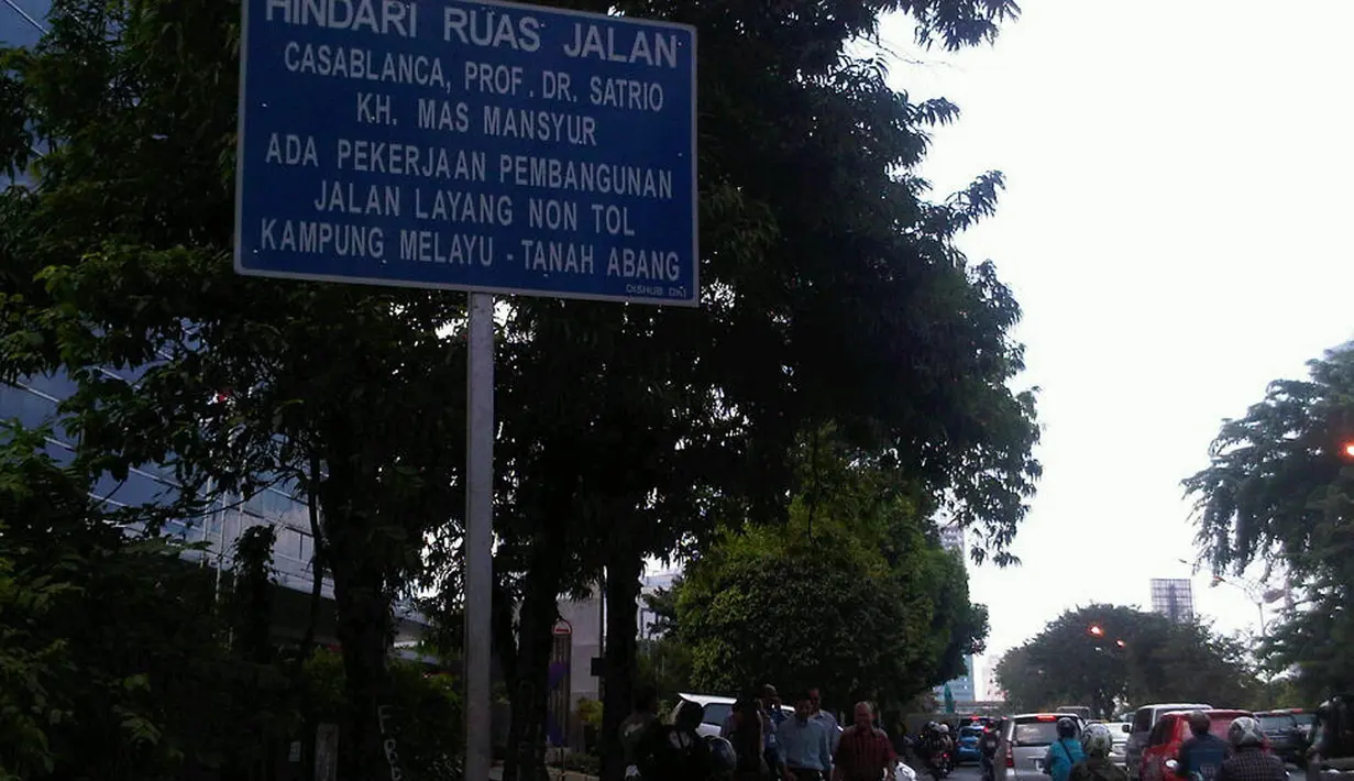 Suasana Jl. Casablanca pada siang hari. Menurut warga sekitar, Terowongan Casablanca menjadi angker karena awalnya tempat itu adalah pemakaman yang dijadikan jalan. (Istimewa)