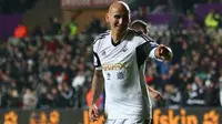Half Time, Swansea Memimpin Berkat Gol Indah Shelvey