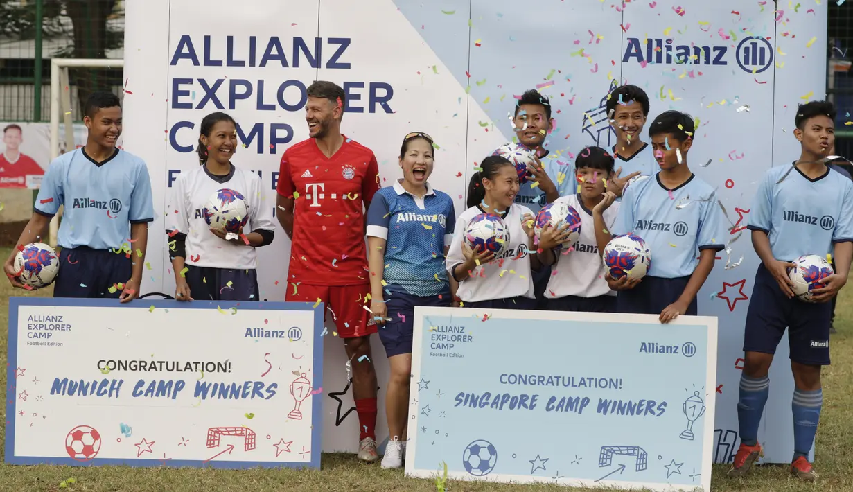 Sebanyak dua anak terpilih ke Munchen dan enam ke Singapura usai melakukan coaching clinic di Lapangan PSPT Tebet, Jakarta, Minggu (23/6). Acara ini merupakan rangkaian Allianz Explorer Camp 2019. (Bola.com/Vitalis Yogi Trisna)