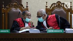 Majelis Hakim Pengadilan Tipikor Jakarta mengenakan masker saat menyimak pembacaan tuntutan terhadap Gubernur nonaktif Kepulauan Riau (Kepri) Nurdin Basirun, Rabu (18/3/2020). JPU KPK menuntut Nurdin Basirun dengan hukuman enam tahun penjara serta denda Rp250 juta. (Liputan6.com/Helmi Fithriansyah)