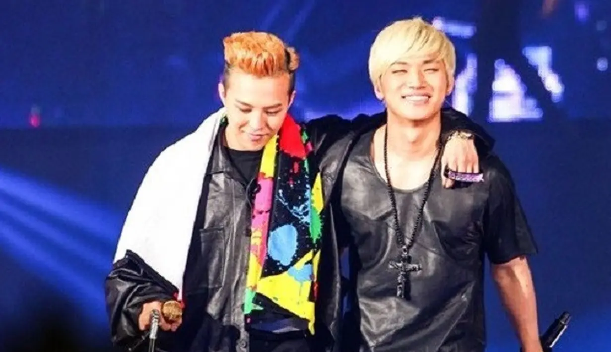 Dan baru-baru ini beredar foto yang memperlihatkan G-Dragon dan Daesung sedang berpose bersama rekan mereka di tempat wajib militernya. (Foto: soompi.com)