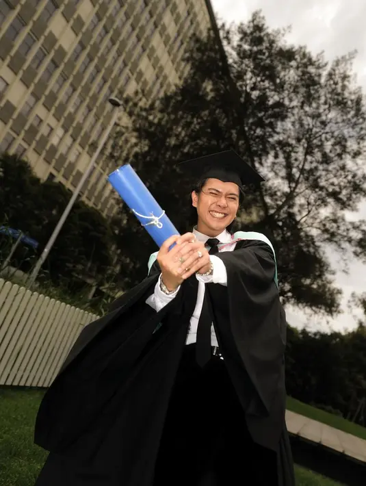 <p>Iqbaal Ramadhan wisuda [Instagram/iqbaal.e)</p>