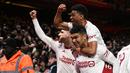 Pemain Manchester United, Casemiro bersama rekan-rekannya melakukan selebrasi setelah mencetak gol penentu kemenangan timnya ke gawang Nottingham Forest pada laga putaran kelima Piala FA 2023/2024 di The City Ground, Nottingham, Inggris, Kamis (29/02/2024) WIB. (AFP/Oli Scarff)