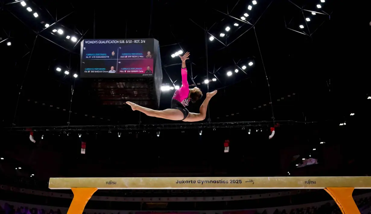 Pesenam putri Italia Chiara Barzasi tampil pada kualifikasi nomor balok keseimbangan Kejuaraan Dunia Gimnastik 2025 di Indonesia Arena, Jakarta, Selasa (21/10/2025). (BAY ISMOYO/AFP)