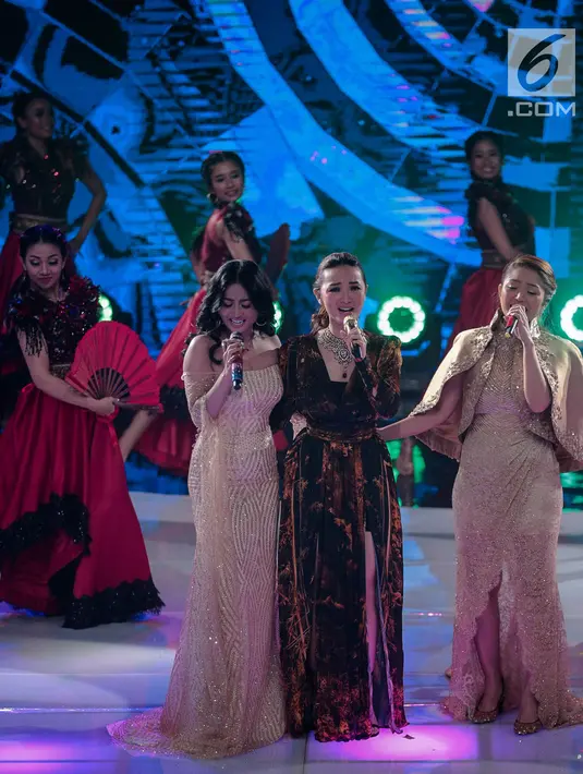 Pedangdut Dewi Perssik (kiri), Siti Badriah (kanan), dan  Zaskia Gotik (tengah) saat tampil dalam Indonesian Dangdut Awards 2018 di Jakarta, Jumat (12/10). Mereka membawakan lagu Bintang Pentas, Bara Bere, dan Tarik Selimut. (Faizal Fanani)