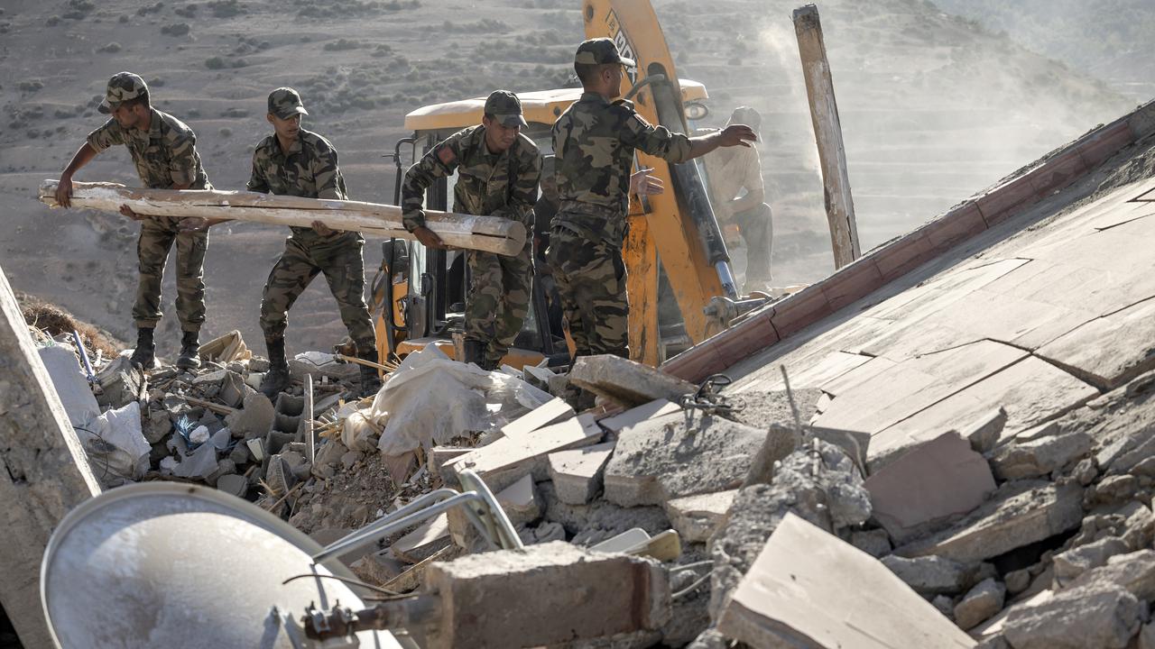 Pencarian Korban Gempa Maroko di Antara Puing Bangunan