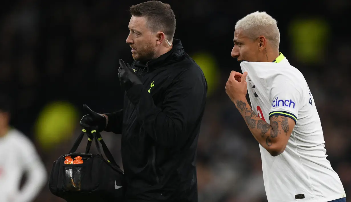 Reaksi kecewa striker Tottenham Hotspur, Richarlison saat meninggalkan lapangan usai mangalami cedera pada laga Liga Inggris 2022/2023 menghadapi Everton di Tottenham Hotspur Stadium, London (15/10/2022). Richarlison didatangkan Tottenham Hotspur dari sesama klub Liga Inggris, Everton pada awal musim 2022/2023 dengan nilai transfer 58 juta euro atau setara Rp929 miliar dengan durasi kontrak selama 5 tahun. Dari 25 penampilan di Liga Inggris, ketajamannya tak terlihat dengan hanya mengemas 1 gol dan 4 assist dari 27 laga. (AFP/Daniel Leal)