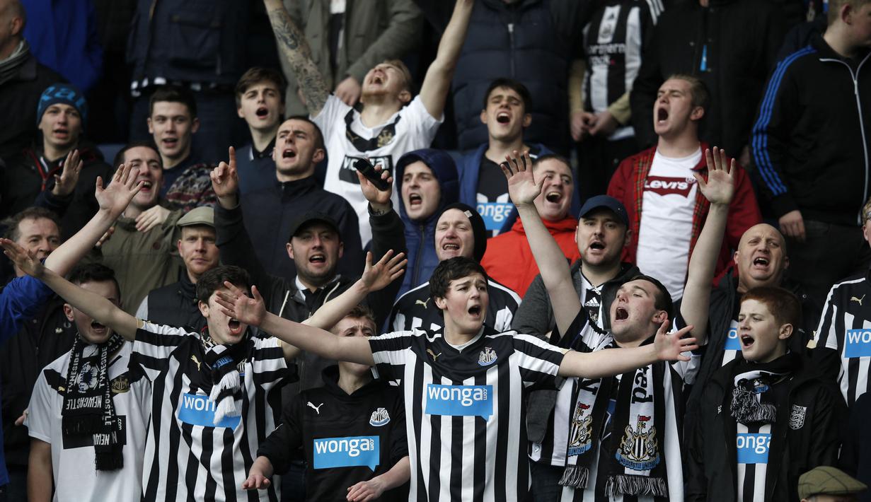Suporter Newcastle menyanyikan lagu sebelum pertandingan FA Cup melawan Leicester City yang berlangsung di King Power Stadium, Leicester, Sabtu (3/1/2015). The Magpies berada diposisi ketujuh klub dengan raiah Piala FA terbanyak dengan mengoleksi 6 trofi Piala FA pada musim 1909/1910, 1923/1924, 1931/1932, 1950/1951, 1951/1952. dan 1954/1955. Newcastle lebih unggul dari Manc City dikarenakan lebih banyak tampil di pertandingan final FA Cup dengan tujuh kali tampil. Sedangkan Manchester City enam kali tampil di final Piala FA. (AFP/Adrian Dennis)