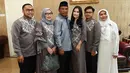 Prilly Latuconsina juga merayakan hari Raya Idul Fitri bersama keluarga besarnya. Seperti keluarga selebriti lainnya, Prilly pun juga memakai baju sarimbit dengan keluarganya. (Adrian Putra/Bintang.com)
