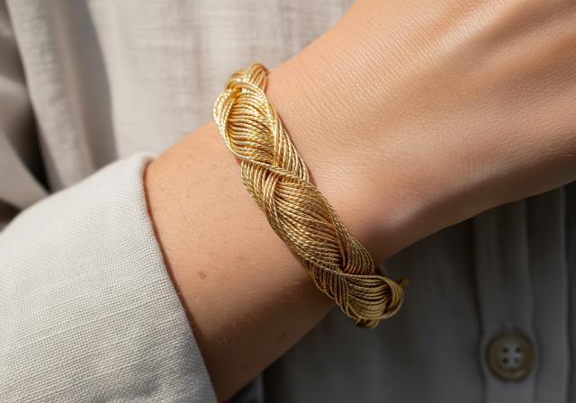 Gelang Wire dengan Tekstur Ulir/Model Gelang Emas Choker Simpel Tapi Elegan (Sumber: gemini)