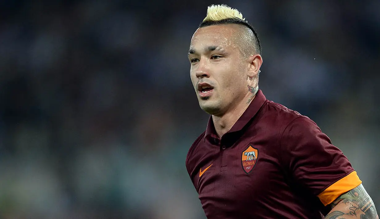3. Radja Nainggolan, menurut The Times, Chelsea kini sedang memburu gelandang keturunan Indonesia yang kini merumput di AS Roma. Untuk memuluskan niat ini, The Blues siap menukarnya dengan gelandang mereka, Oscar. (AFP/Filippo Monteforte) 