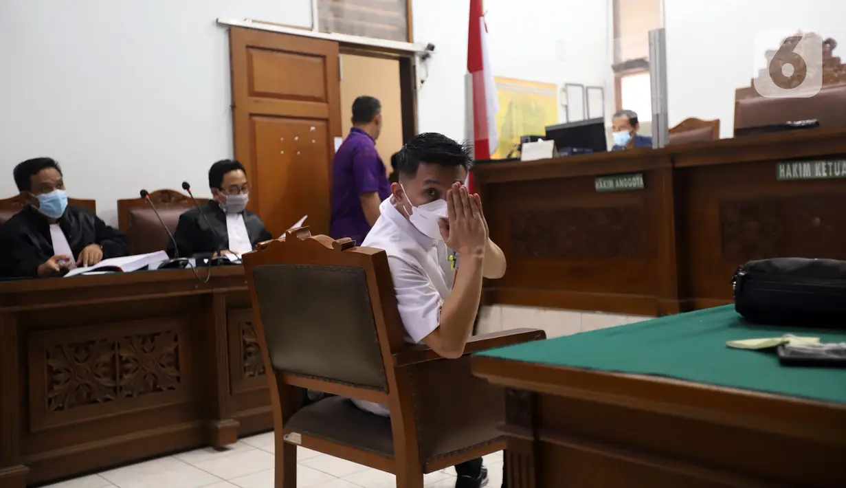 Terdakwa obstruction of justice atau upaya menghalangi penyidikan perkara tewasnya Brigadir Nofriansyah Yosua Hutabarat atau Brigadir J, Kompol Chuck Putranto menjalani sidang tuntutan di Pengadilan Negeri Jakarta Selatan, Jumat (27/1/2023). Chuck juga diancam pidana UU ITE atau Pasal 49 juncto Pasal 33 UU nomor 19 tahun 2016. (Liputan6.com/Johan Tallo)