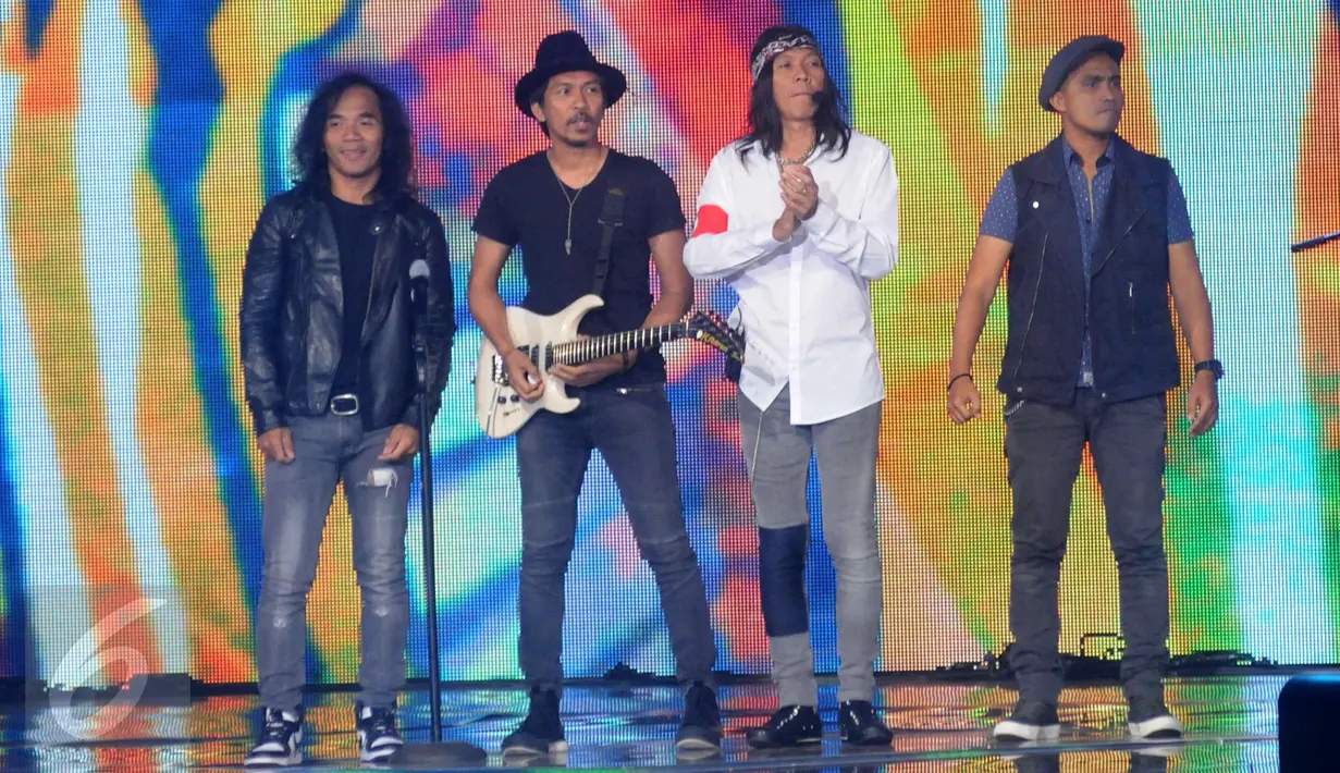 Personel Slank saat tampil di panggung Konser Raya 22 Indosiar, Jakarta, Rabu (11/1). Slank mengaku sangat senang bisa menjadi bagian dari Konser Raya 22 Indosiar. (Liputan6.com/Helmi Afandi)