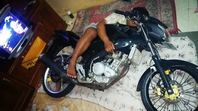 Bikers 'Ngelonin' Motornya di Kasur (Istimewa)