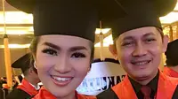 Fitri Carlina dan suaminya, Hendra Sumendap, wisuda bareng [foto: instagram]