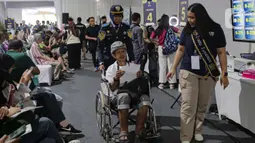 Festival Imigrasi yang digelar di Plaza Parkir Timur Kawasan Gelora Bung Karno (GBK), Jakarta, Minggu (19/1/2025) dimeriahkan dengan beragam kegiatan, salah satunya membuka layanan paspor. (Liputan6.com/Angga Yuniar)