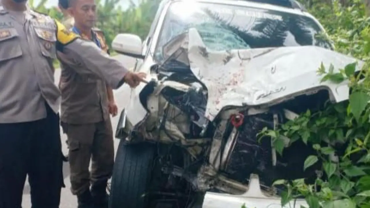 Kendaraan Toyota Rush nampak ringsek di bagian depan setelah terlibat tabrakan dengan kendaraan roda dua di jalur lintas selatan Garut. (Liputan6.com/Jayadi Supriadin)