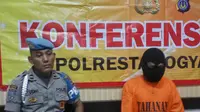 Polresta Yogyakarta membekuk seorang residivis yang membunuh tetangganya, seorang anak di bawah umur, dan sempat melarikan diri (Liputan6.com/ Switzy Sabandar)