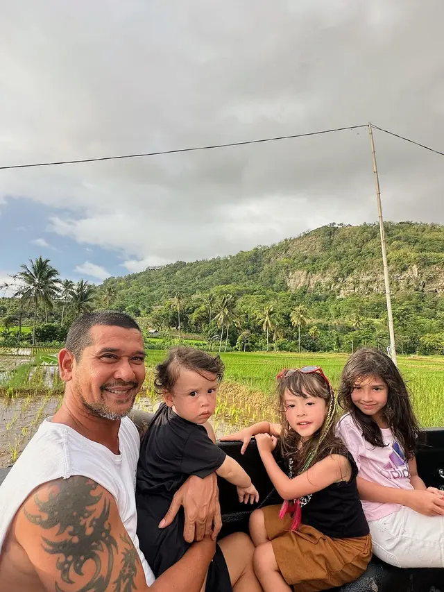 7 Momen Seru Yasmine Wildblood Main Ke Curug, Liburan Bareng Keluarga