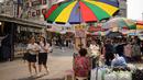 Dua wanita berjalan di antara kios di pasar Namdaemun di Seoul (2/7/2019). Pasar Namdaemun atau Namdaemun Sijang adalah pasar yang terletak di Seoul, Korea Selatan. Pasar ini terletak di sebelah timur Gerbang Besar Selatan (Sungnyemun) yang bersejarah dengan luas 40.000 m². (AFP Photo/Minji Suh)