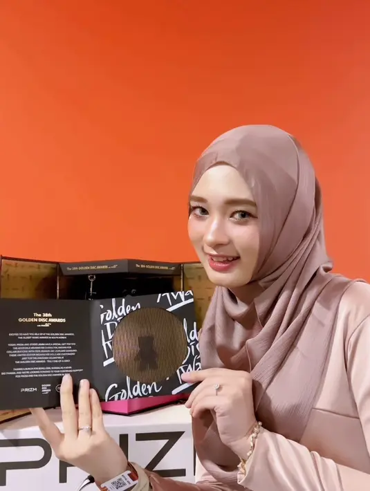 Inara memadukan dress tersebut dengan kerudung coklat yang lebih tua dari warna dressnya. Melengkapi penampilannya dengan beberapa perhiasan dari gelang dan cincin.  [@mommy_starla]