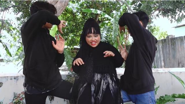 6 Potret Kocak Penampilan Kekeyi saat Cover Musik Video LALISA, Banjir Pujian