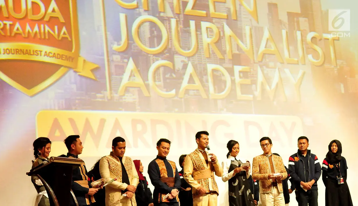 Suasana acara awarding Citizen Journalist Academy - Energi Muda Pertamina di Jakarta, Sabtu (18/11). Acara awarding memberikan sejumlah penghargaan untuk performa kerja dan hasil karya para finalis. (Liputan6.com/Helmi Afandi)