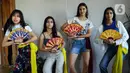 (kanan ke kiri) Stan Lorena Gabriela (17), Anghel Monika-Graziella (18), Borz Andreea Alexandra (17), Antonescu Amanda Larisa (16) berpose usia latihan di kediaman Ni Made Pradnyani Dewi, kawasan Strada Mircea Vulcanescu, Bucharest, Rumania, Rabu (27/9/2023). (Liputan6.com/Herman Zakharia)