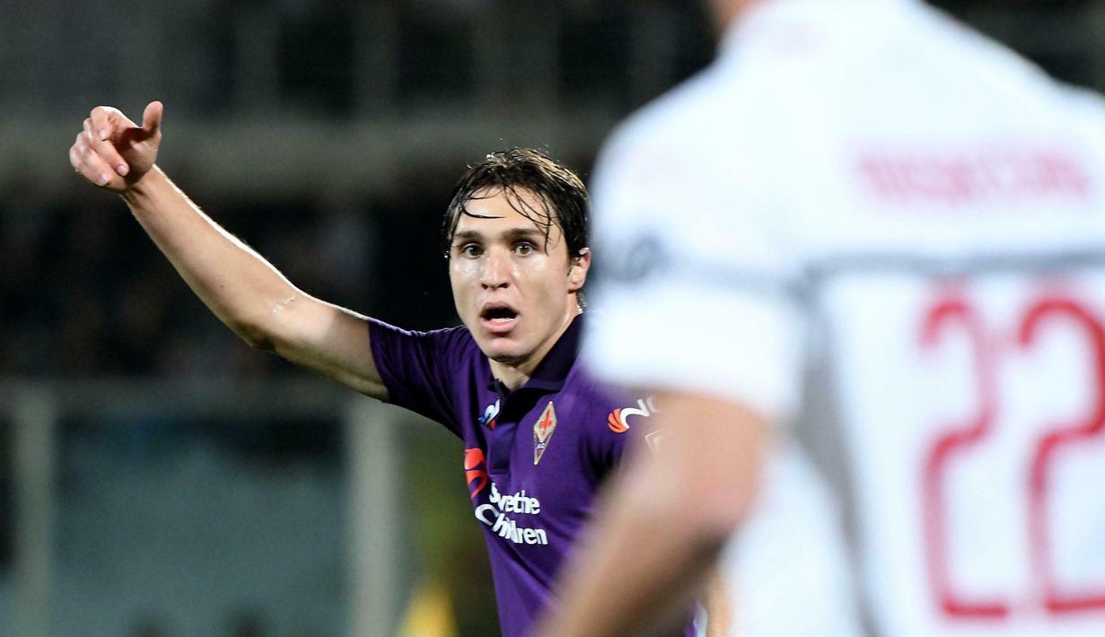 Pemain Fiorentina, Federico Chiesa, saat melawan AC Milan pada laga Serie A di Stadion Artemio Franchi, Sabtu (11/5). AC Milan menang 1-0 atas Fiorentina. (AP/Claudio Giovanni)