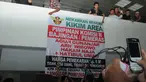 Seratusan warga Kikim Area, Provinsi Sumatera Selatan berunjuk rasa di Gedung Nusantara II, Jakarta, Senin (29/9/2014) (Liputan6.com/Herman Zakharia)