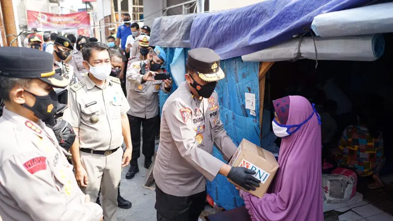 olri membagikan paket sembako kepada para korban kebakaran di Kapuk Muara, Penjaringan, Jakarta Utara.