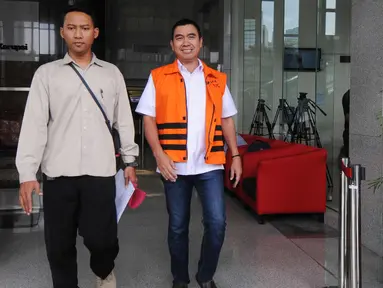 Wali Kota Malang nonaktif, Mochammad Anton dikawal petugas berjalan keluar gedung KPK untuk menjalani perawatan di RSCM, Jakarta, Kamis (12/4). Anton merupakan tersangka kasus dugaan suap pembahasan APBD-P Pemkot Malang TA 2015. (Merdeka.com/Dwi Narwoko)