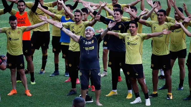 Gaya Diego Maradona Saat Latih Klub Divisi 2 Meksiko