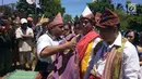Calon gubernur Nusa Tenggara Timur (NTT) Benny K Harman saat diterima oleh perwakilan masyarakat Kabupaten Timor Tengah Selatan, NTT, Senin (12/2). Hal itu sebagai bentuk dukungan mereka pada Pilgub NTT 2018. (Liputan6.com/Pool/Dodi)