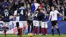 Penyerang Perancis, Oliver Giroud bersama pemainn lainnya melakukan selebrasi usai mencetak gol kegawang Jerman pada laga persahabatan di stadion Stade de France, Perancis, (13/11). Perancis menang atas Jerman dengan skor 2-0.  (AFP PHOTO/FRANCK FIFE)