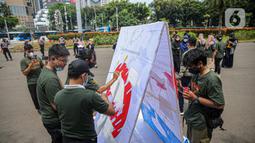 Sejumlah orang yang tergabung dalam KOMPAK menggelar aksi #ParadeMural di Jakarta, Rabu (17/11/2021). Aksi mendesak Presiden untuk mengesahkan Revisi PP 109/2012 tentang pengamanan bahan yang mengandung zat adiktif berupa produk tembakau bagi kesehatan. (Liputan6.com/Faizal Fanani)