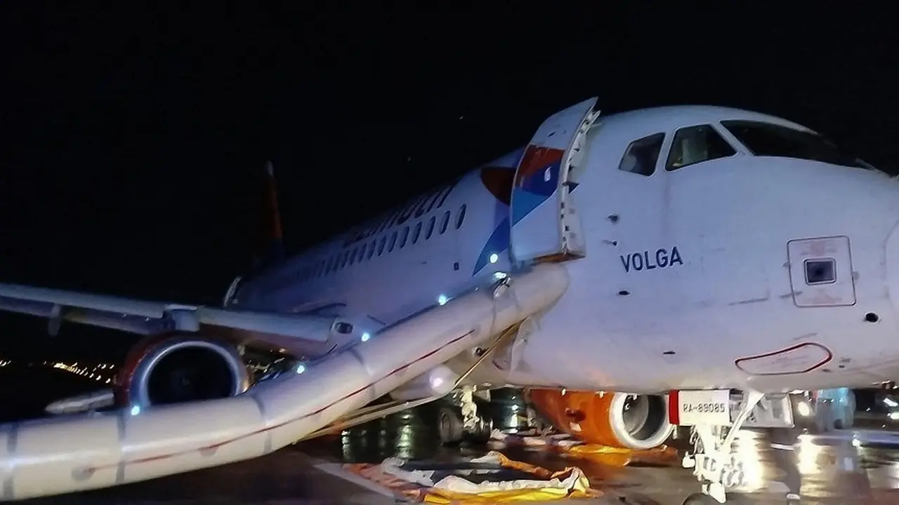 Penumpang pesawat Rusia Azimuth Airlines dievakuasi melalui seluncuran darurat di landasan Bandara Antalya setelah mesinnya terbakar. (AFP)