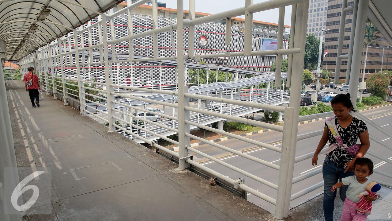 20151120-Jembatan-Penyeberangan-Orang-Jakarta-FF