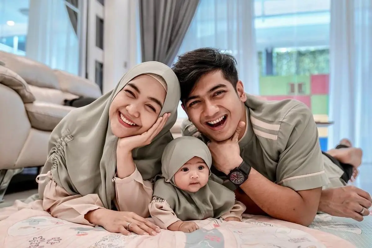 8 Potret Kompak Ria Ricis Kembaran Baju dengan Teuku Ryan dan Baby Moana, Family Goals Banget