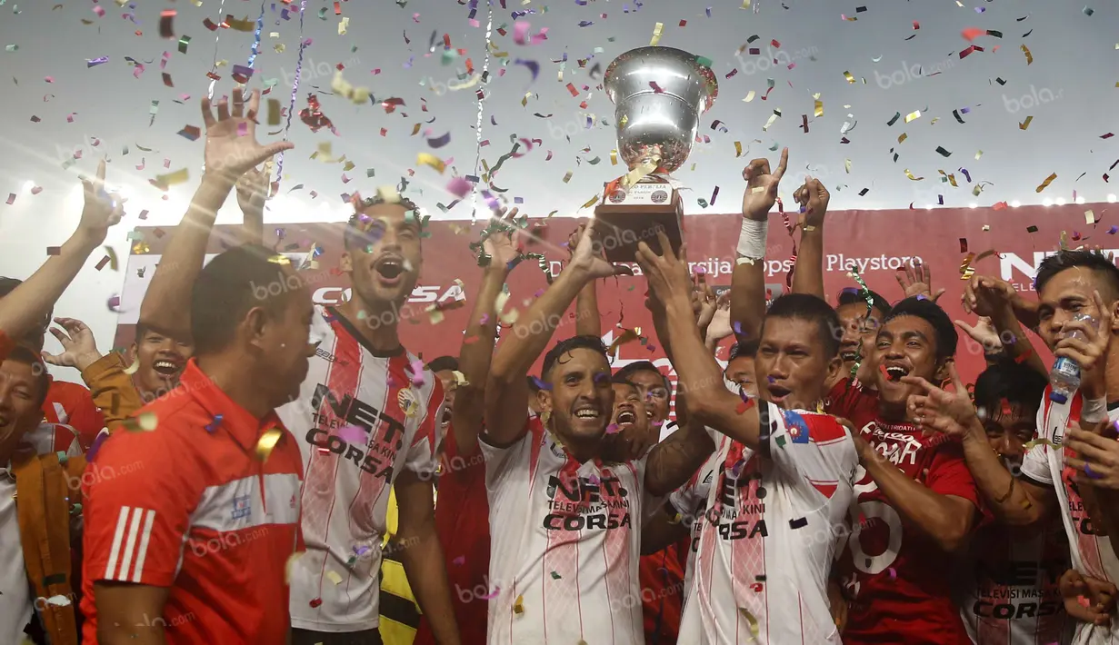 Para pemain Persija Jakarta mengangkat trofi juara usai menaklukan Bali United pada laga Trofeo Persija  di Stadion Utama Gelora Bung Karno, Jakarta, Sabtu (9/4/2016). (Bola.com/Nicklas Hanoatubun)