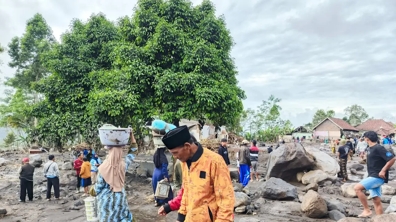 Kondisi dusun Lumajang porak poranda diterjang abu vulkanik Semeru. (Istimewa)