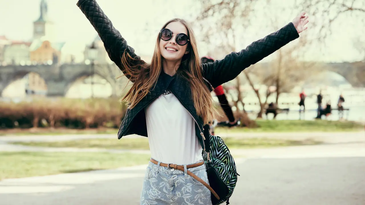 4 Inspirasi Outfit Traveling yang Stylish dan Nyaman, Bikin Penampilan Makin Kece di Jalan