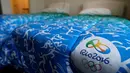 Tempat tidur Berlogo Olimpiade Rio 2016 berada di dalam kamar apartemen Olympic Village di Rio de Janeiro, Brasil (23/6). Brasil telah menyiapkan tempat penginapan mewah untuk para atlet selama mengikuti Olimpiade Brasil 2016. (REUTERS/Sergio Moraes)